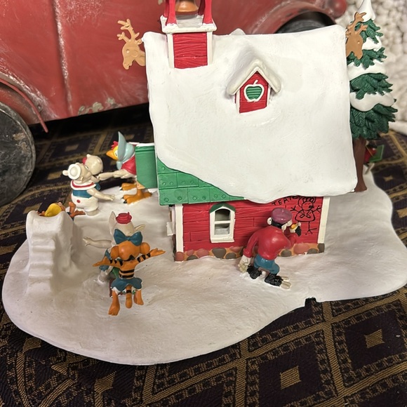 Disney winter wonderland collection “the little red schoolhouse” - Picture 3 of 6